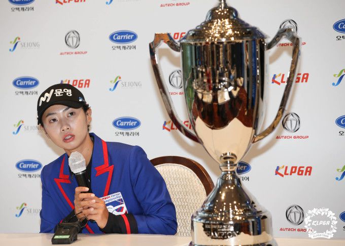 우승 트로피와 함께 인터뷰하는 안나린. [사진= KLPGA]