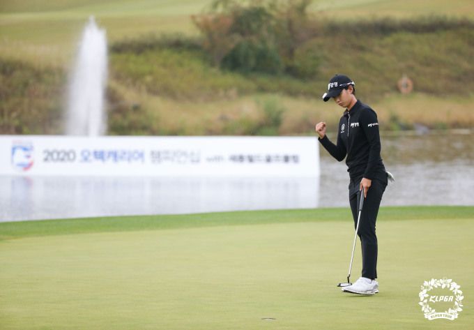 18번홀 우승 퍼트 성공후 주먹 불끈 쥐는 안나린. [사진= KLPGA]