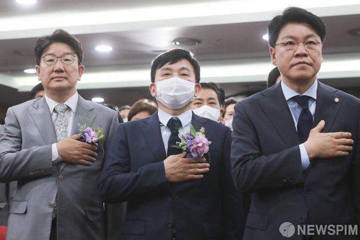 [서울=뉴스핌] 이형석 기자 = 권성동 의원(왼쪽 부터)과 원희룡 제주도지사, 장제원 미래통합당 의원이 9일 오전 서울 여의도 국회 의원회관에서 열린 대한민국 미래혁신포럼에서 국민의례를 하고 있다. 2020.06.09 leehs@newspim.com