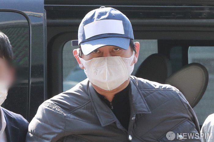 [수원=뉴스핌] 이형석 기자 = 1조6000억원대 환매중단 사태를 빚은 라임자산운용 의혹의 몸통으로 지목된 김봉현 스타모빌리티 회장이 지난 4월 26일 오후 경기 수원시 영통구 수원지방법원에서 구속 전 피의자 심문(영장실질심사)을 마치고 대기장소인 수원남부경찰서로 들어서고 있다. 2020.04.26 leehs@newspim.com