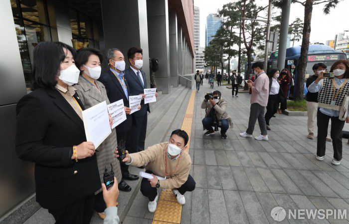 [서울=뉴스핌] 김학선 기자 = 더불어민주당 윤미향, 이수진, 윤준병, 이규민(왼쪽부터) 의원이 13일 오전 서울 중구 주한독일대사관 앞에서 '평화의 소녀상이 지켜지기를 바라는 112명 대한민국 국회의원들의 서한'을 전달하기에 앞서 기자회견을 하고 있다. 2020.10.13 yooksa@newspim.com