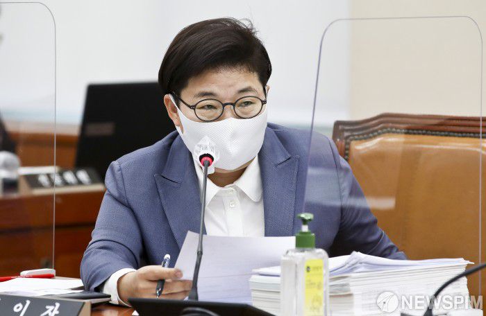 [서울=뉴스핌] 이형석 기자 = 임이자 국민의힘 의원이 14일 오전 서울 여의도 국회 환경노동위원회에서 열린 중앙환경분쟁조정위원회 등 국정감사에서 질의하고 있다. 2020.10.14 leehs@newspim.com