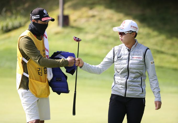 버디에 성공한 후 캐디와 기뻐하는 김효주. [사진= KLPGA]