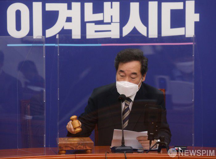 [서울=뉴스핌] 최상수 기자 = 이낙연 더불어민주당 대표가 14일 오전 서울 여의도 국회에서 열린 최고위원회의에서 의사봉을 두드리고 있다. 2020.10.14 kilroy023@newspim.com