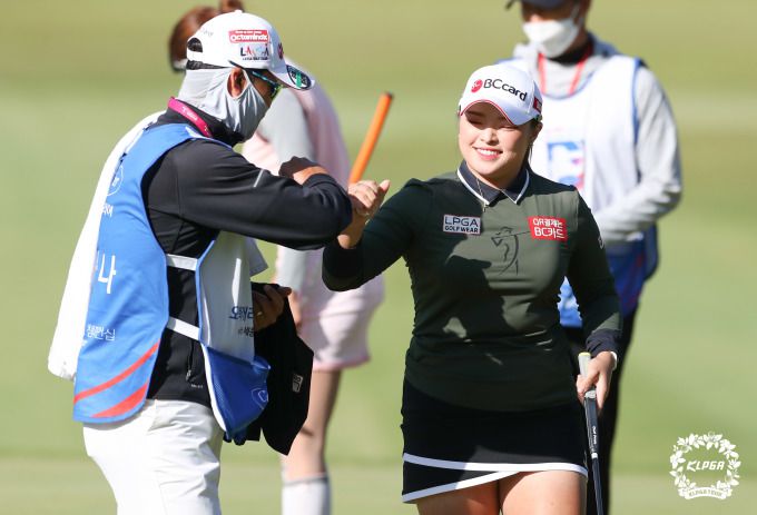 장하나가 첫날 공동선두에 올라 우승컵 사냥에 나선다. [사진= KLPGA]