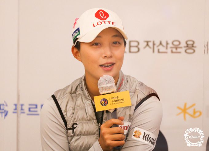 밝은 모습으로 인터뷰하는 김효주. [사진= KLPGA]
