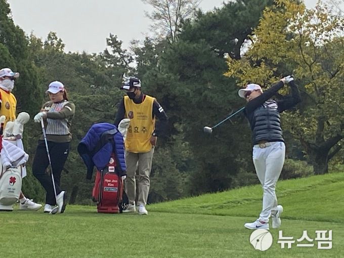 [이천=뉴스핌] 김용석 기자 = 패딩 조끼를 입고 스윙연습을 하는 김효주와 티샷을 기다리는 장하나(왼쪽).  2020.10.16 fineview@newspim.com