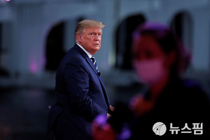 [마이애미 = 로이터 뉴스핌] 박진숙=도널드 트럼프 미국 대통령이 플로리다주 마이애미 타운홀 미팅에 참석하기 위해 방송국으로 들어가고 있다. 2020.10.16 justice@newspim.com