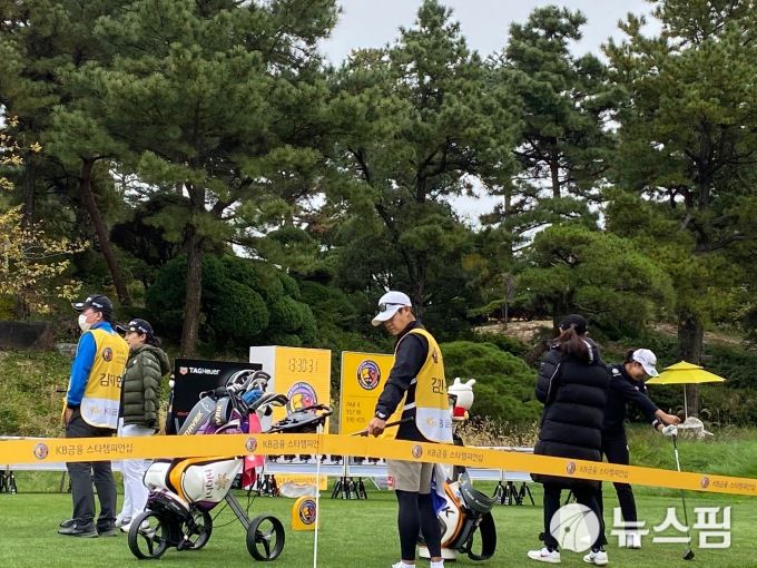 [이천=뉴스핌] 김용석 기자 =  연습 그린에서 대회를 준비하는 선수들. 2020.10.16 fineview@newspim.com