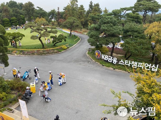 [이천=뉴스핌] 김용석 기자 =  선수들은 대회가 열리는 블랙스톤은 산악지형에 위치한데다 거친 러프와 단단한 그린, 핀위치도 어려워  어려움을 호소했다.  2020.10.17 fineview@newspim.com