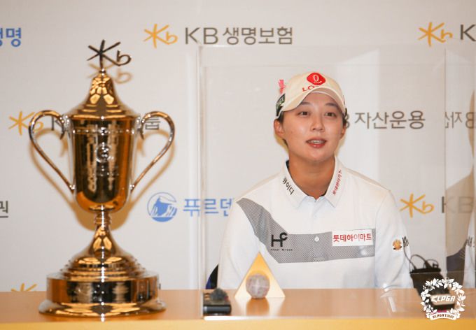 메이저 우승 트로피를 놓고 인터뷰하는 김효주. [사진= KLPGA]