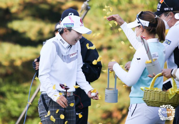 우승 축하 꽃잎 세례를 받는 김효주. [사진= KLPGA]