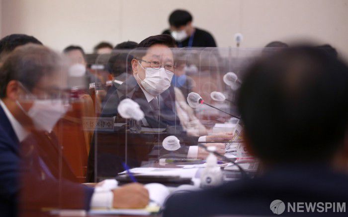 [서울=뉴스핌] 이한결 기자 = 박범계 더불어민주당 의원이 19일 국회에서 열린 법제사법위원회 국정감사에서 질의하고 있다. 2020.10.19 alwaysame@newspim.com