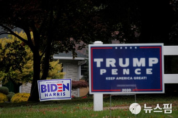 [이리 로이터=뉴스핌] 최원진 기자= 미국 펜실베이니아주 이리의 한 도로변에 세워진 미국 대선 홍보물. 앞에는 도널드 트럼프 대통령과 마이크 펜스 부통령 지지 피켓이, 뒤에는 민주당의 조 바이든 대통령 후보와 카멀라 해리스 부통령 후보 지지 피켓이 있다. 2020.10.20