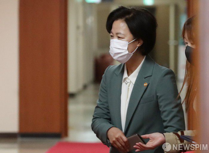 [서울=뉴스핌] 정일구 기자 = 추미애 법무부 장관이 20일 오전 서울 종로구 정부서울청사에서 열린 국무회의에 참석하고 있다. 2020.10.20 mironj19@newspim.com