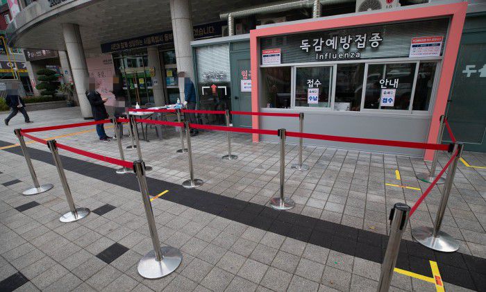 [서울=뉴스핌] 윤창빈 기자 = 독감 백신을 맞고 사망한 사례가 전국적으로 13건이 보고되는 가운데 22일 오전 서울 동대문구의 한 독감예방접종 부스가 한산하다. 2020.10.22 pangbin@newspim.com