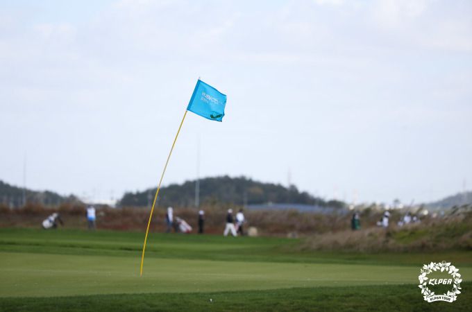 8번홀 깃대가 강풍에 휘청이고 있는 모습. [사진= KLPGA]