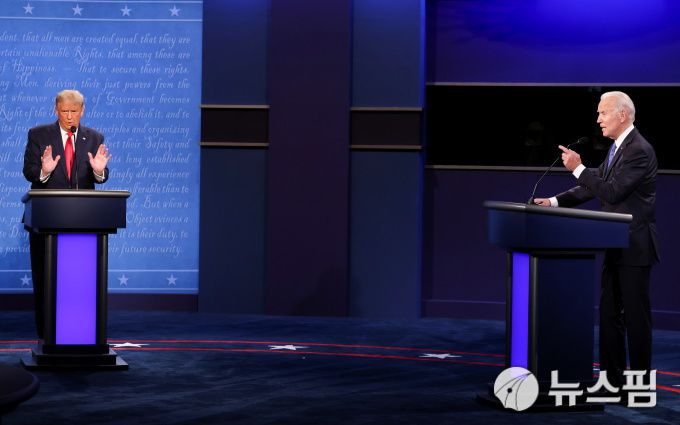 [내슈빌 로이터=뉴스핌] 박진숙 기자 = 도널드 트럼프 미국 대통령(왼쪽)과 민주당대선 후보인 조 바이든 전 부통령이 10월 22일(현지시간) 미국 테네시주 내슈빌 벨몬트대에서 열린 최종 대선 토론회에서 발언하고 있다. 2020.10.23 justice@newspim.com