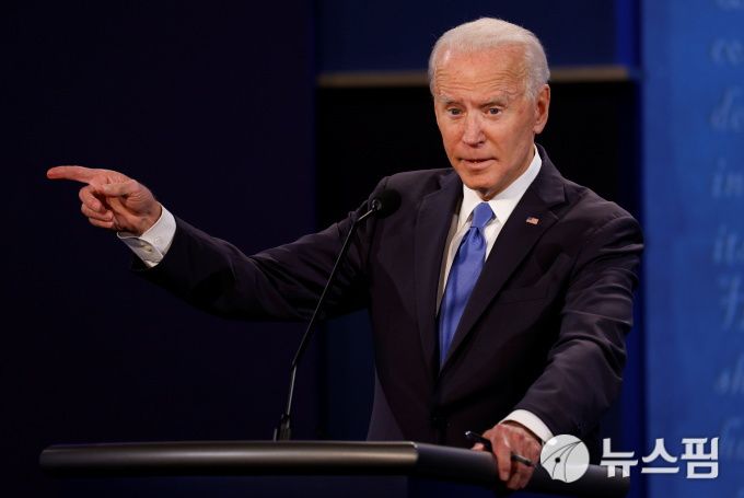 [내슈빌 로이터=뉴스핌] 박진숙 기자 = 미국 대선에서 민주당 후보인 조 바이든 전 부통령이 10월 22일(현지시간) 미국 테네시주 내슈빌 벨몬트대에서 열린 최종 대선 토론회에서 발언하고 있다. 2020.10.23 justice@newspim.com