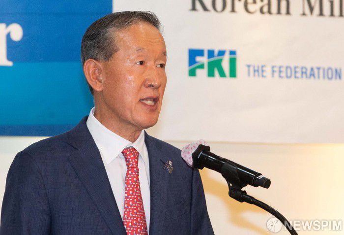 [서울=뉴스핌] 윤창빈 기자 = 허창수 전국경제인연합회 회장이 18일 오전 서울 용산구 육군회관에서 열린 6.25 전쟁 70주년 기념 참전국 대사 초청 감사행사에서 개회사를 하고 있다. 2020.06.18 pangbin@newspim.com