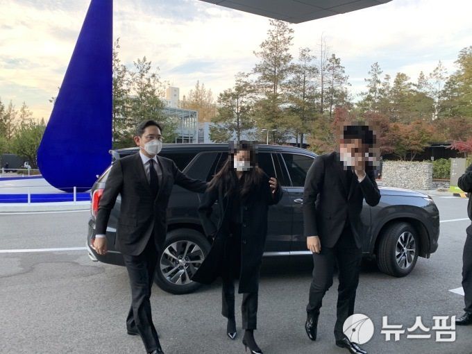 [서울=뉴스핌] 심지혜 기자 =이재용 삼성전자 부회장(왼쪽)과 딸 이주원양(가운데)과, 장남 이주호군(오른쪽)이 이건희 회장 빈소에 들어가고 있다.  2020.10.25 sjh@newspim.com