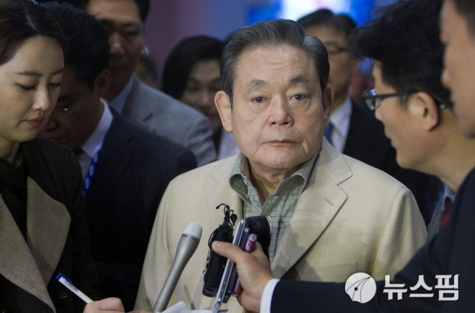 [서울 로이터=뉴스핌] 이영기 기자=지난 2012년 1월 12일 당시 이건희 삼성그룹 회장이 라스베거스 CES참석 후 입국하며서 기자들의 질문을 받고 있다.     2020.10.25 007@newspim.com