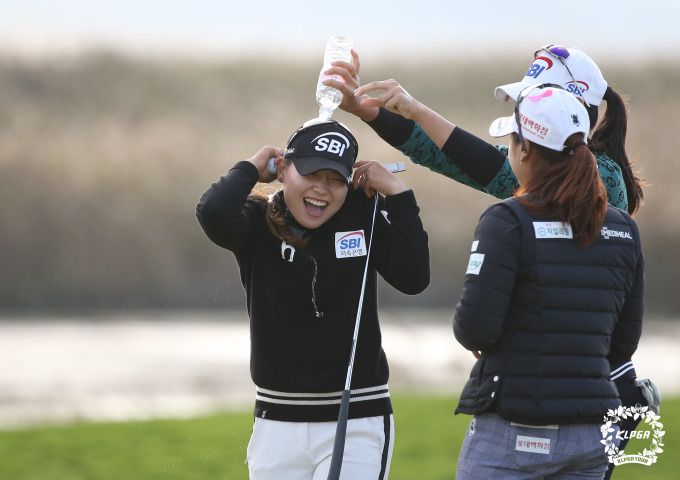 우승 축하 물세례받는 이소미. [사진= KLPGA]