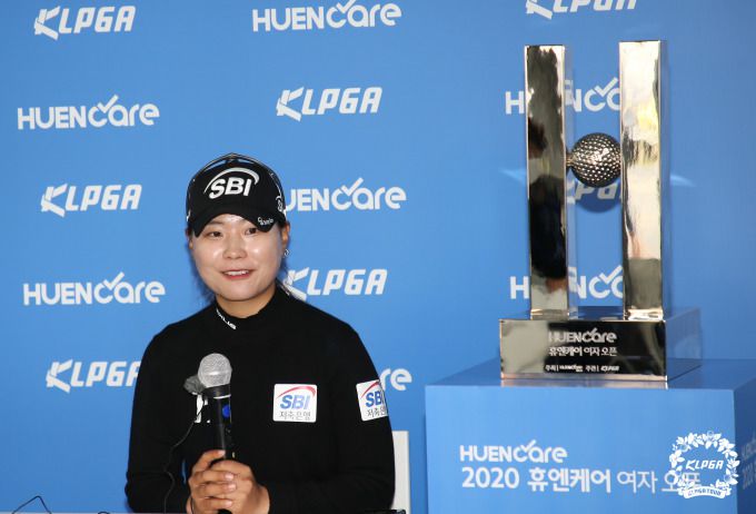우승 인터뷰하는 이소미. [사진= KLPGA]