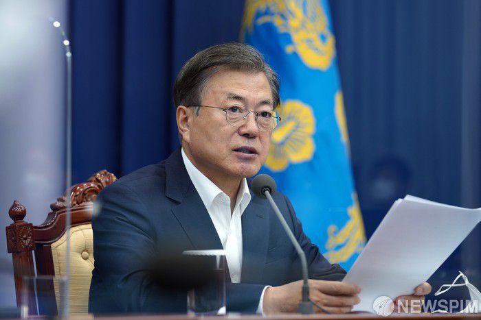 [서울=뉴스핌] 문재인 대통령은 19일 오후 청와대 여민관에서 열린 수석·보좌관회의를 주재하고 있다. 한편 이날 문 대통령은 "지금이 경제 반등의 골든타임"이라고 진단하며 '내수 살리기'에 총력을 다해야 한다고 밝혔다.[사진=청와대] 20.10.19 noh@newspim.com