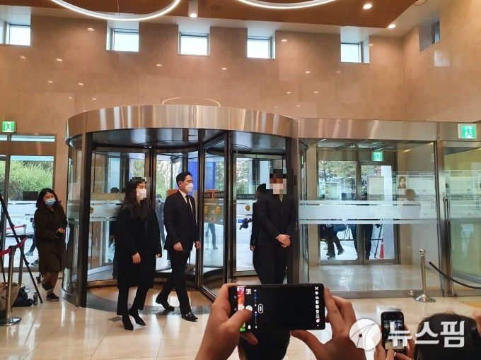 [서울=뉴스핌] 김선엽 기자 = 이재용 삼성전자 부회장이 25일 자녀들과 함께 이건희 회장 빈소에 들어가고 있다. 2020.10.25 sunup@newspim.com