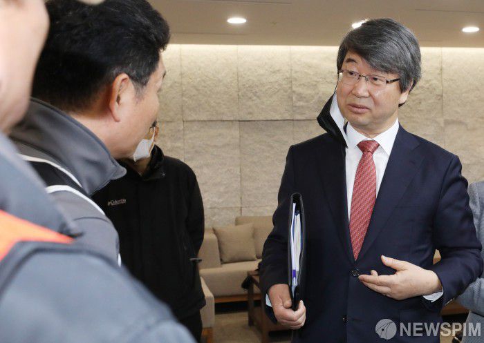 [서울=뉴스핌] 백인혁 기자 = 김지형 삼성 준법감시위원회 위원장이 27일 오전 서울 서대문구 법무법인 지평에서 시민단체 삼성피해자공동투쟁과 면담을 위해 회의실로 향하던 중 삼성피해자 대책위원회 관계자들에게 면담 요청을 받고 있다. 삼성 준법감시위원회가 시민단체와 면담을 갖는 것은 이번이 처음이며, 삼성피해자공동투쟁 측은 위원회가 이재용 삼성전자 부회장에 권고한 내용을 구체적으로 듣고 단체의 공식입장과 요구사항을 전달할 계획이다. 2020.3.27 dlsgur9757@newspim.com