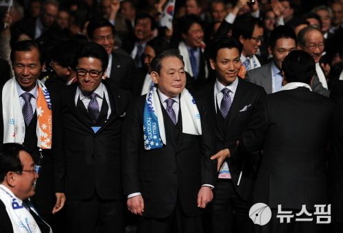 [서울=뉴스핌] 김선엽 기자 =  2011년 7월 7일 2018년 평창 동계올림픽 유치가 발표되는 순간 이건희 IOC 위원이 감격스러워하고 있다. 2020.10.25 sunup@newspim.com