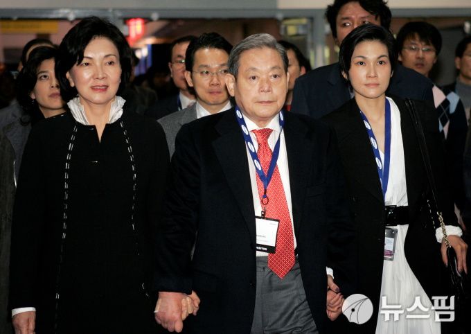 [서울 로이터=뉴스핌] 이영기 기자=지난 2011년 1월 당시 이건희 전 삼성전자 부회장이 부인과 딸들과 함께 라스베거스 CES에 참석하고 있다.    2020.10.25 007@newspim.com