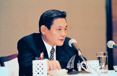 [서울=뉴스핌] 김선엽 기자 =이건희 삼성 회장이 1993년 독일 프랑크푸르트 한 호텔에서 임직원들을 대상으로 '신경영'을 선언하는 모습. 2020.10.25 sunup@newspim.com