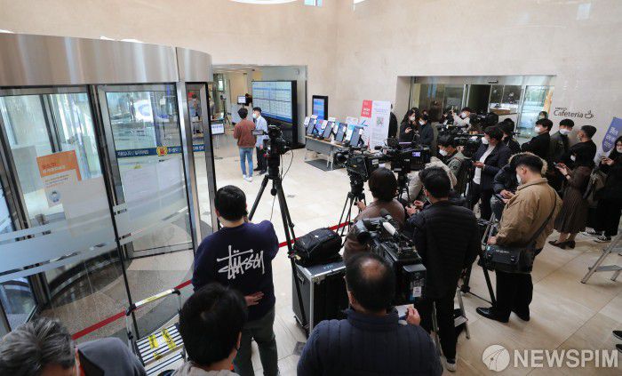 [서울=뉴스핌] 백인혁 기자 = 이건희 삼성그룹 회장이 별세한 25일 오전 서울 강남구 삼성서울병원 장례식장 입구에 취재진들이 대기하고 있다. 2020.10.25 dlsgur9757@newspim.com
