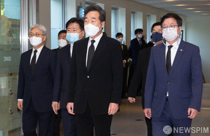 [서울=뉴스핌] 사진공동취재단 = 이낙연 더불어민주당 대표가 26일 오전 서울 강남구 서울삼성병원 장례식장에 마련된 고(故) 이건희 삼성그룹 회장 빈소에서 조문을 마치고 나서고 있다. 2020.10.26 photo@newspim.com