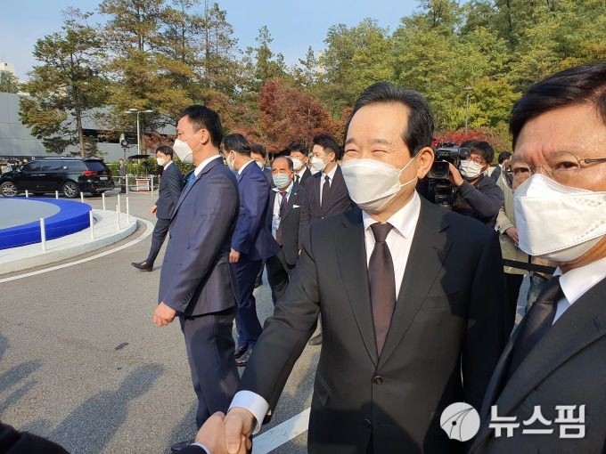 [서울=뉴스핌] 심지혜 기자 = 정세균 국무총리가 26일 삼성서울병원에 마련된 고 이건희 회장 빈소를 찾았다. 2020.10.26 sjh@newspim.com 2020.10.26 sjh@newspim.com