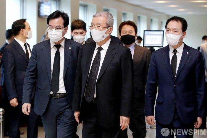 [서울=뉴스핌] 사진공동취재단 = 김종인 국민의힘 비상대책위원장이 26일 오후 고(故) 이건희 삼성그룹 회장 빈소가 마련된 서울 강남구 삼성서울병원 장례식장을 찾아 조문을 마친 후 건물을 나서고 있다. 2020.10.26 photo@newspim.com