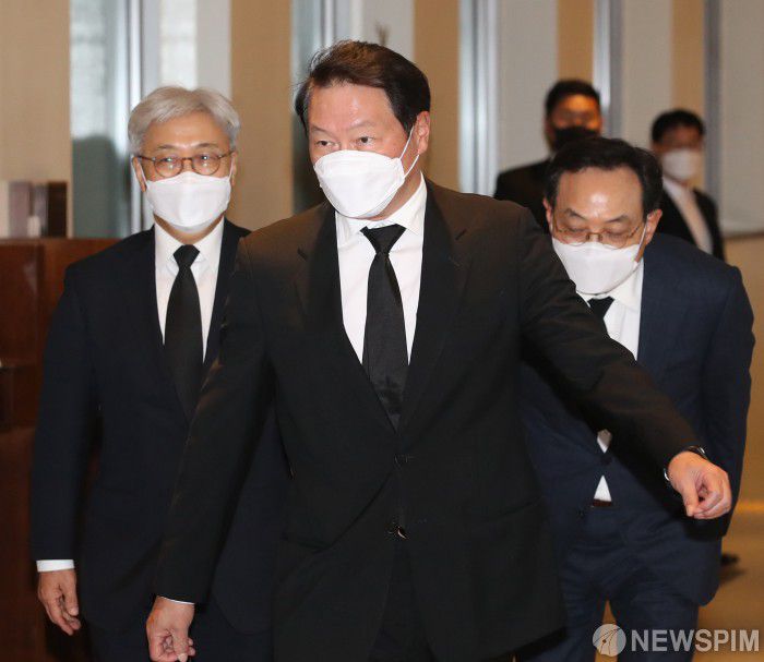 [서울=뉴스핌] 김학선 기자 = 최태원 SK 회장이 26일 저녁 서울 강남구 서울삼성병원 장례식장에 마련된 고(故) 이건희 삼성그룹 회장 빈소에서 조문을 마치고 나서고 있다. 2020.10.26 yooksa@newspim.com