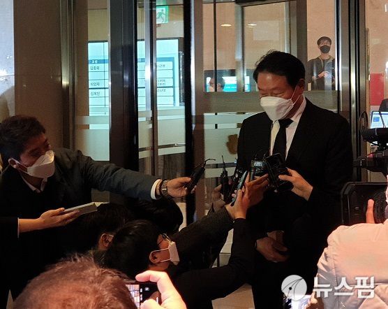 [서울=뉴스핌] 김선엽 기자 =  최태원 SK그룹 회장이 26일 고(故) 이건희 삼성그룹 회장 빈소를 찾아 고인의 마지막 가는 길을 배웅했다. 2020.10.26 sunup@newspim.com