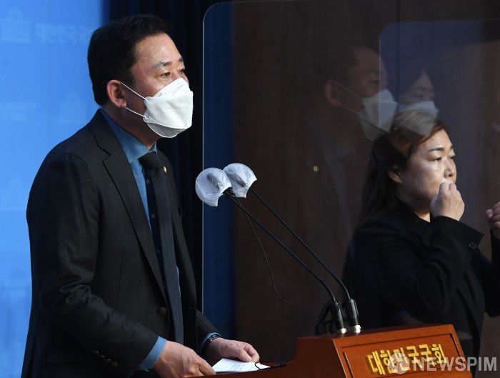 [서울=뉴스핌] 이한결 기자 = 송갑석 의원을 비롯한 더불어민주당 산업통상자원중소벤처기업위원회 위원들이 지난 23일 오전 서울 여의도 국회 소통관에서 월성 1호기 감사원 감사 결과 관련 기자회견을 하고 있다. 2020.10.23 alwaysame@newspim.com