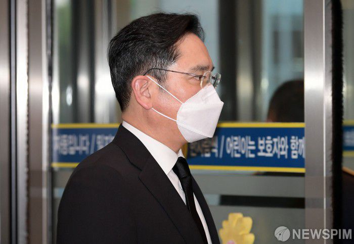 [서울=뉴스핌] 백인혁 기자 = 이재용 삼성전자 부회장이 25일 오후 서울 강남구 삼성서울병원 장례식장에 마련된 고(故) 이건희 삼성그룹 회장의 빈소로 이동하고 있다. 2020.10.25 dlsgur9757@newspim.com