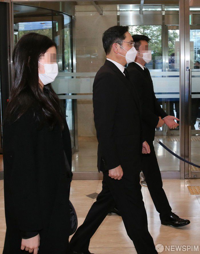 [서울=뉴스핌] 백인혁 기자 = 이재용 삼성전자 부회장과 장남 이지호군, 딸 이원주양이 25일 오후 서울 강남구 삼성서울병원 장례식장에 마련된 고(故) 이건희 삼성그룹 회장의 빈소로 이동하고 있다. 2020.10.25 dlsgur9757@newspim.com