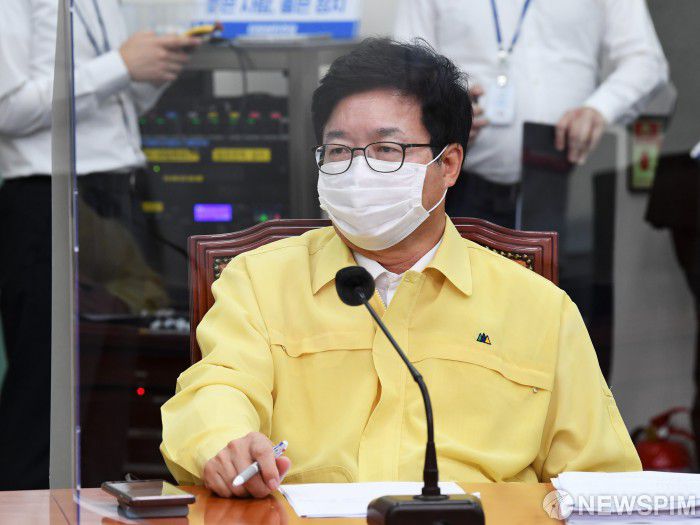 [서울=뉴스핌] 최상수 기자 = 염태영 더불어민주당 최고위원이 31일 오후 서울 여의도 국회에서 열린 더불어민주당 최고위원회의에 참석하고 있다. 2020.08.31 kilroy023@newspim.com