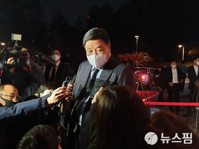 [서울=뉴스핌] 김선엽 기자 = 서정진 셀트리온 회장이 26일 고(故) 이건희 삼성그룹 회장 빈소를 찾아 고인의 마지막 가는 길을 배웅했다.2020.10.26 sunup@newspim.com