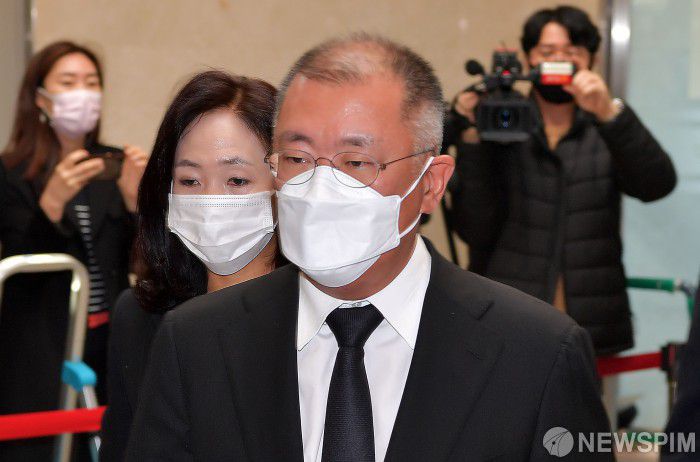 [서울=뉴스핌] 사진공동취재단 = 정의선 현대차그룹 회장이 26일 오전 고(故) 이건희 삼성그룹 회장 빈소가 마련된 서울 강남구 서울삼성병원 장례식장에 들어서고 있다. 2020.10.26 photo@newspim.com