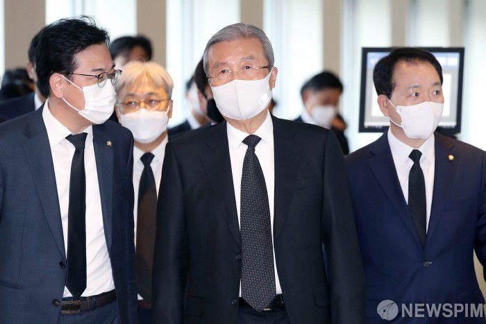 [서울=뉴스핌] 사진공동취재단 = 김종인 국민의힘 비상대책위원장이 26일 오후 고(故) 이건희 삼성그룹 회장 빈소가 마련된 서울 강남구 삼성서울병원 장례식장을 찾아 조문을 마친 후 건물을 나서고 있다. 2020.10.26 photo@newspim.com
