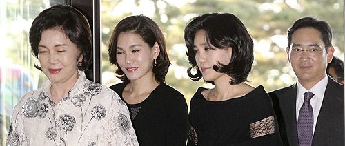 (왼쪽부터)홍라희 전 삼성미술관 리움 관장, 이서현 전 삼성물산 패션부문 사장, 이부진 호텔신라 대표이사 사장, 이재용 삼성전자 부회장이 2015 호암상 시상식 수상자 만찬에 참석하는 모습. <이형석 사진기자>