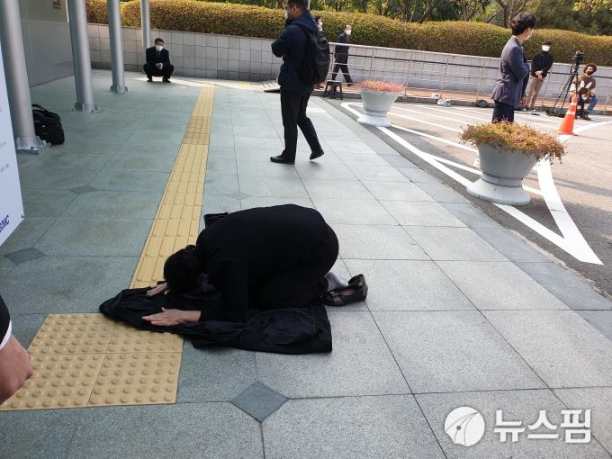 [서울=뉴스핌] 나은경 기자 = 27일 낮 고(故) 이건희 삼성전자 회장의 빈소가 차려진 서울 강남구 삼성서울병원 1층 출입문 앞에서 한 조문객이 절을 하고 있다. 2020.10.27 nanana@newspim.com