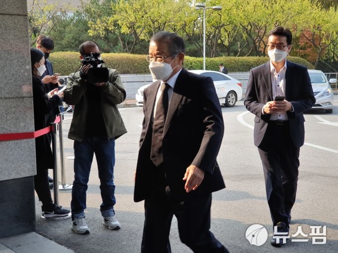 [서울=뉴스핌] 나은경 기자 = 27일 고(故) 이건희 삼성전자 회장의 빈소를 찾은권태신 전경련 부회장 2020.10.27 nanana@newspim.com